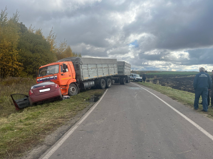 В Орловской области в ДТП с КАМАЗом пострадала 26-летняя автоледи