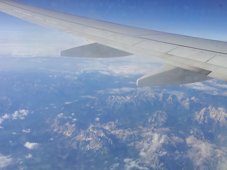 Уральский фельдшер оказал помощь молодой матери во время авиаперелета