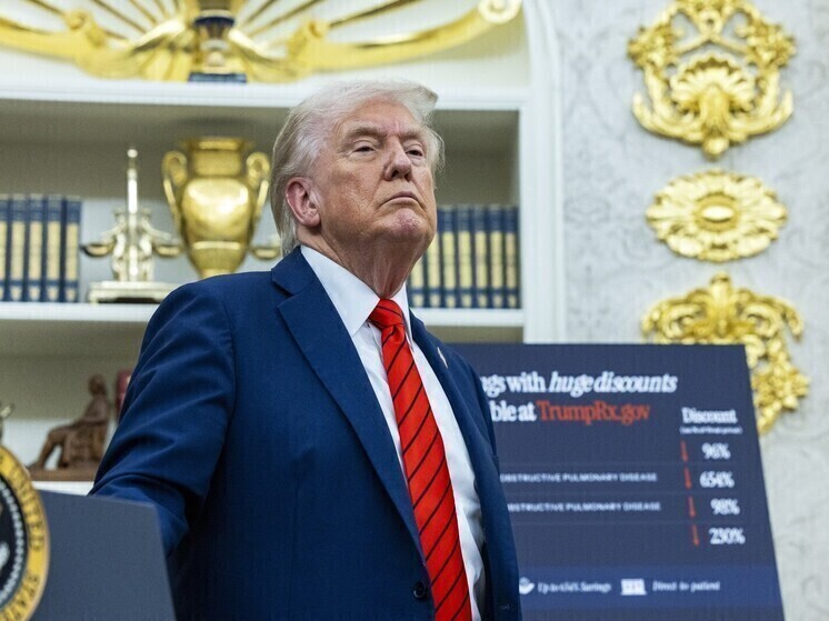 Трамп поставил Макрона в неудобное положение, схватив его руку и не отпуская ее