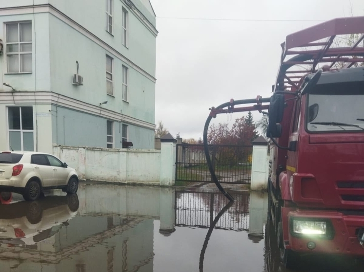 В Иванове пытаются откачать воду с улиц города