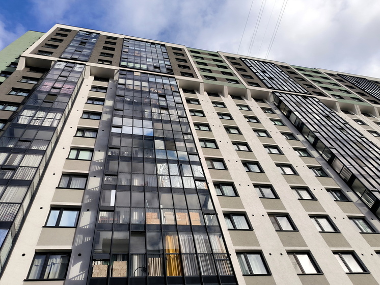 Выброшенная отцом из окна девочка находится в критическом, но стабильном состоянии