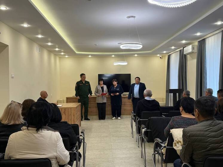 В Приютненском районе Калмыкии семье героя, погибшего в ходе специальной военной операции, вручили Орден Мужества