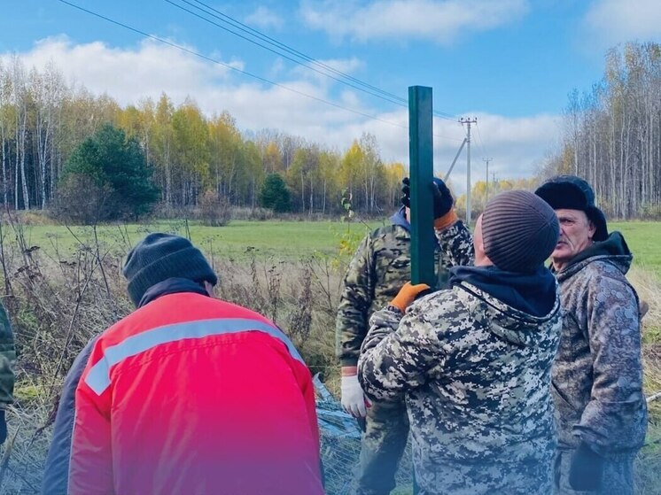 Жители тюменского села обновили ограждения на сельских кладбищах