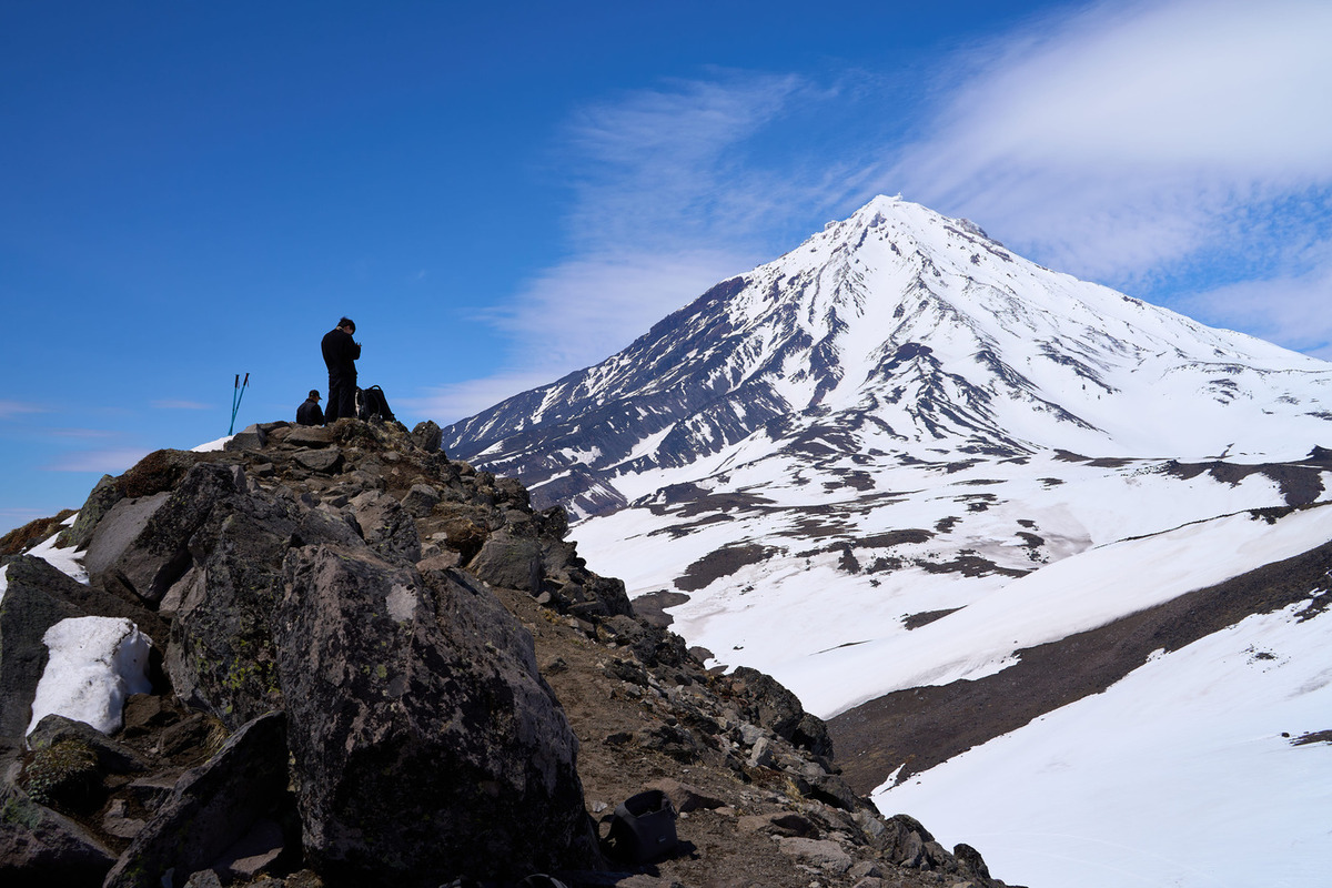 На Камчатке активный вулкан выбросил многокилометровый столб пепла