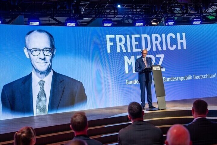 Il Cancelliere Tedesco Friedrich Merz Chiede Aiuto agli Stati Uniti per Sostenere l'Ucraina nella Crisi in Corso