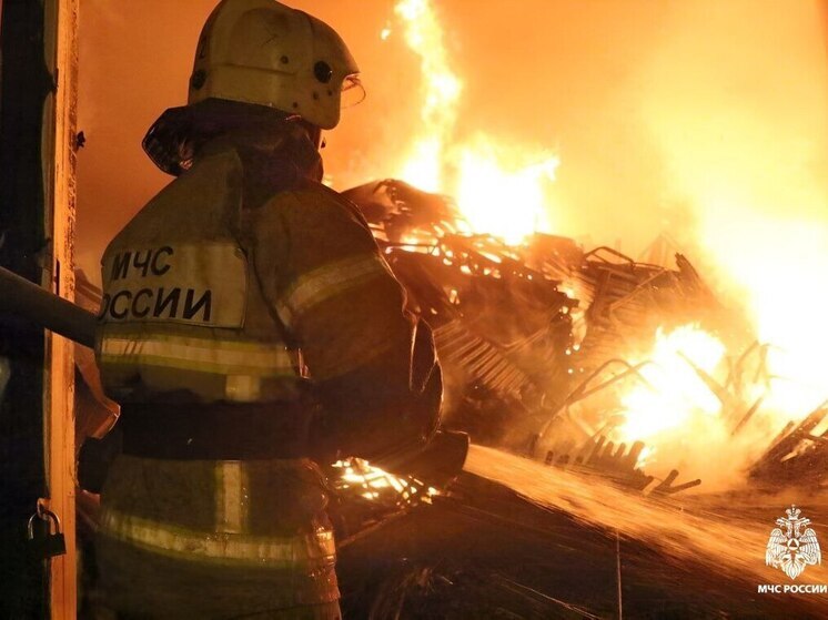 В Находке пожарные спасли 15 человек при возгорании частного дома