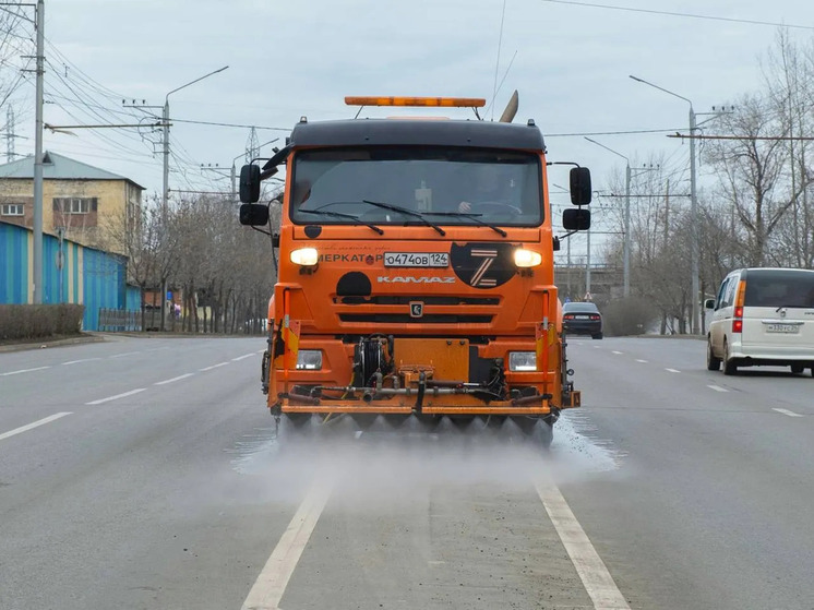 Дорожные службы Красноярска обработали опасные участки улиц противогололедными материалами