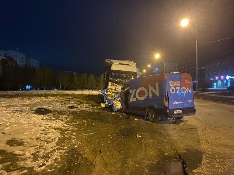 Автомобиль маркетплейса врезался в КамАЗ в Новосибирске