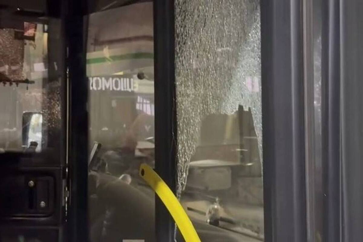 Неизвестные разбили окна пассажирского автобуса в Петрозаводске