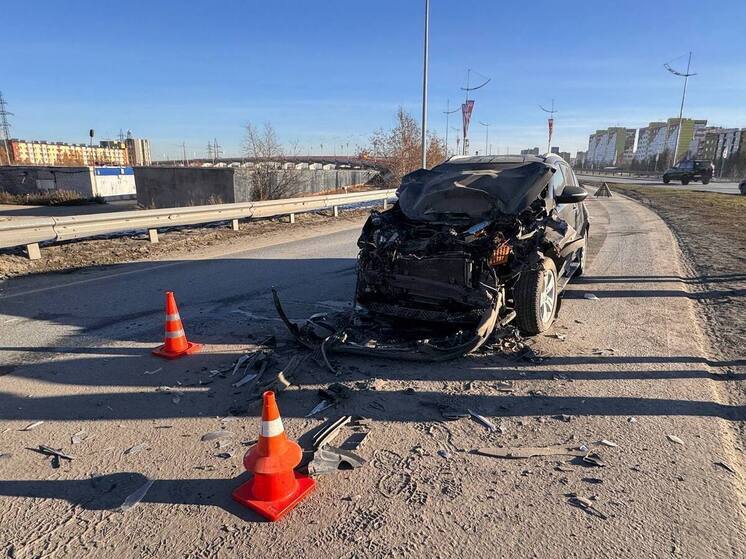 В Новом Уренгое пострадал юный пассажир врезавшегося в КАМАз авто