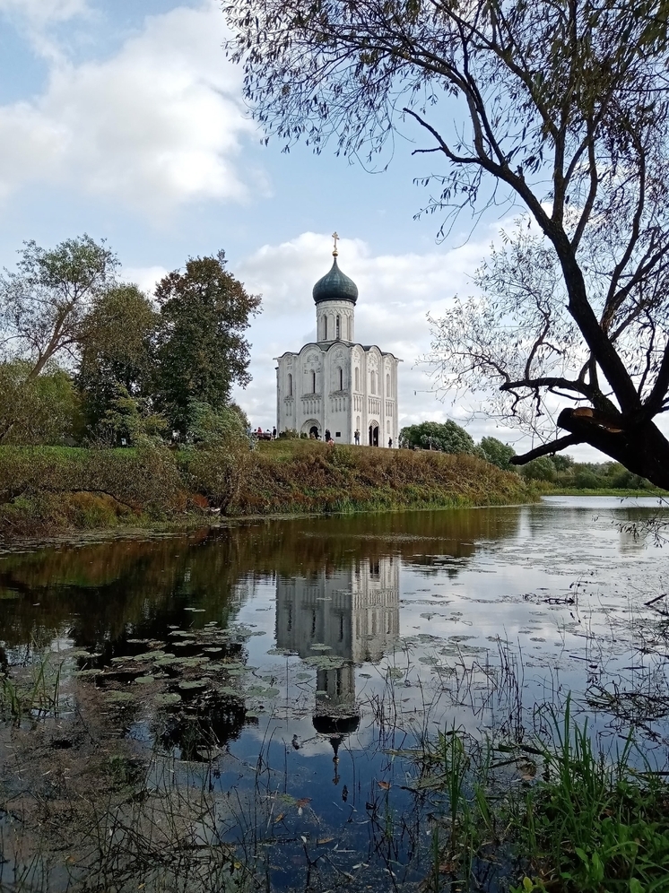 В праздник Покрова Пресвятой Богородицы главный храм Покрова на Нерли проводит божественную литургию