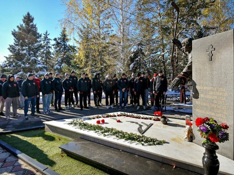 В Омске хоккеисты возложили цветы к могилам Алексея Черепанова и Евгения Хацея