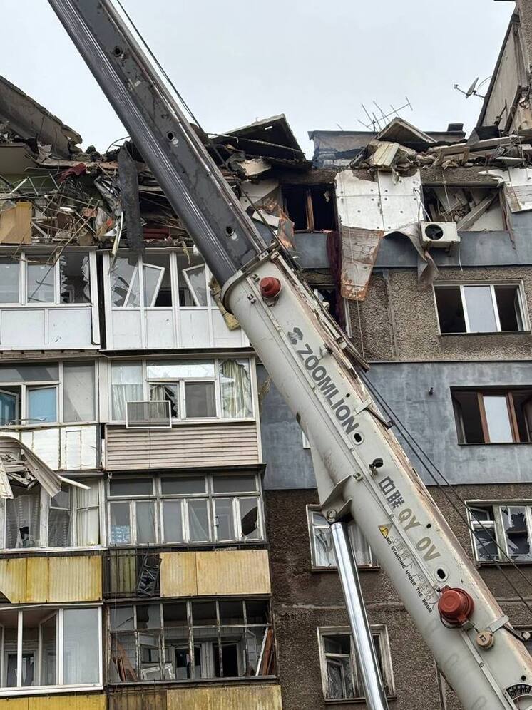 Разбор строительных конструкций в алчевской многоэтажке продолжается