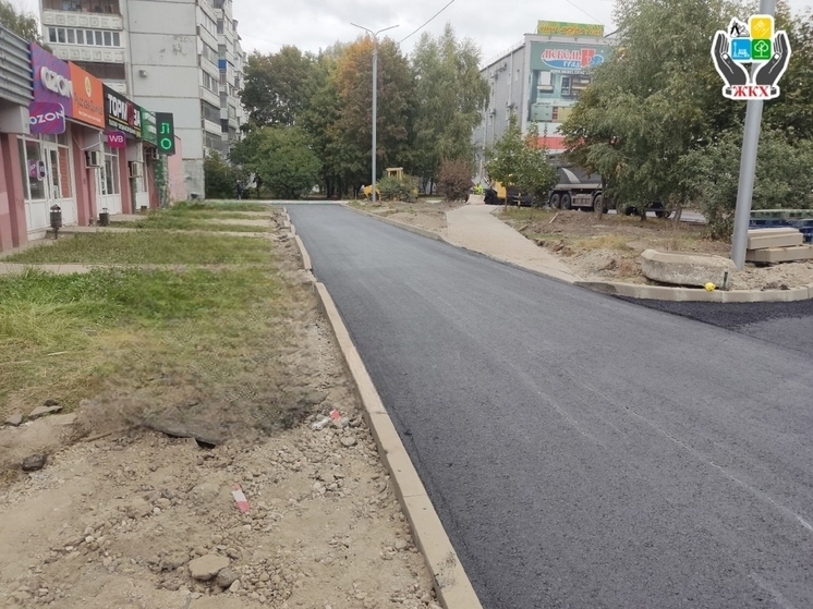Жители Брянска дождались асфальтирования внутриквартального проезда