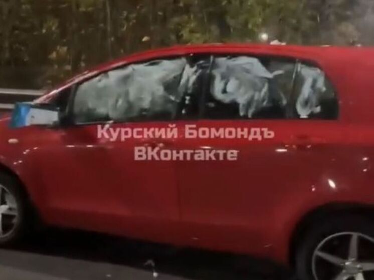 В Курске странная женщина изуродовала автомобиль Toyota
