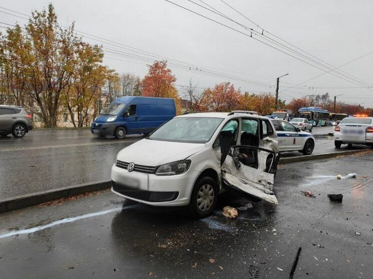 Водителя Volkswagen-Touran экстренно госпитализировали с места аварии в Мурманске