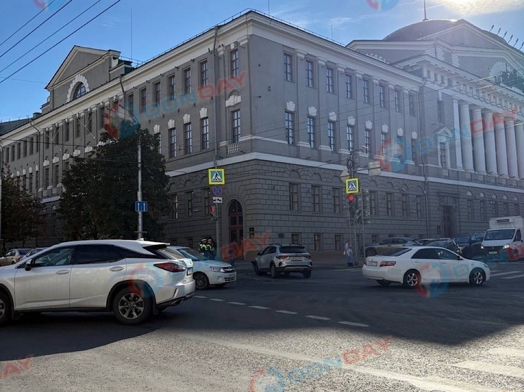 ДТП с двумя автомобилями парализовало движение в центре Ростова