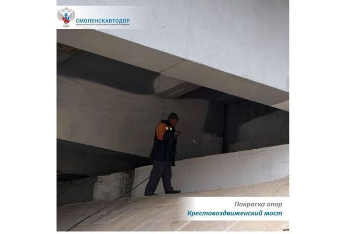 В Смоленске покрасили Крестовоздвиженский мост