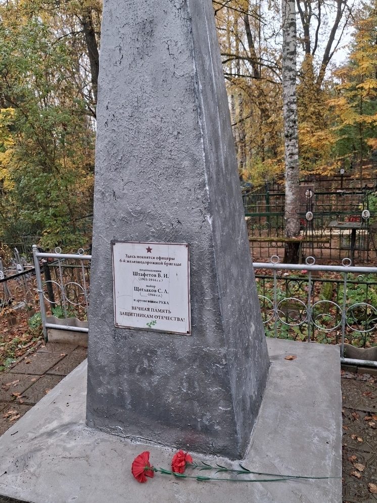 В Пыталовском районе активисты помогли ветерану труда привести в порядок захоронения