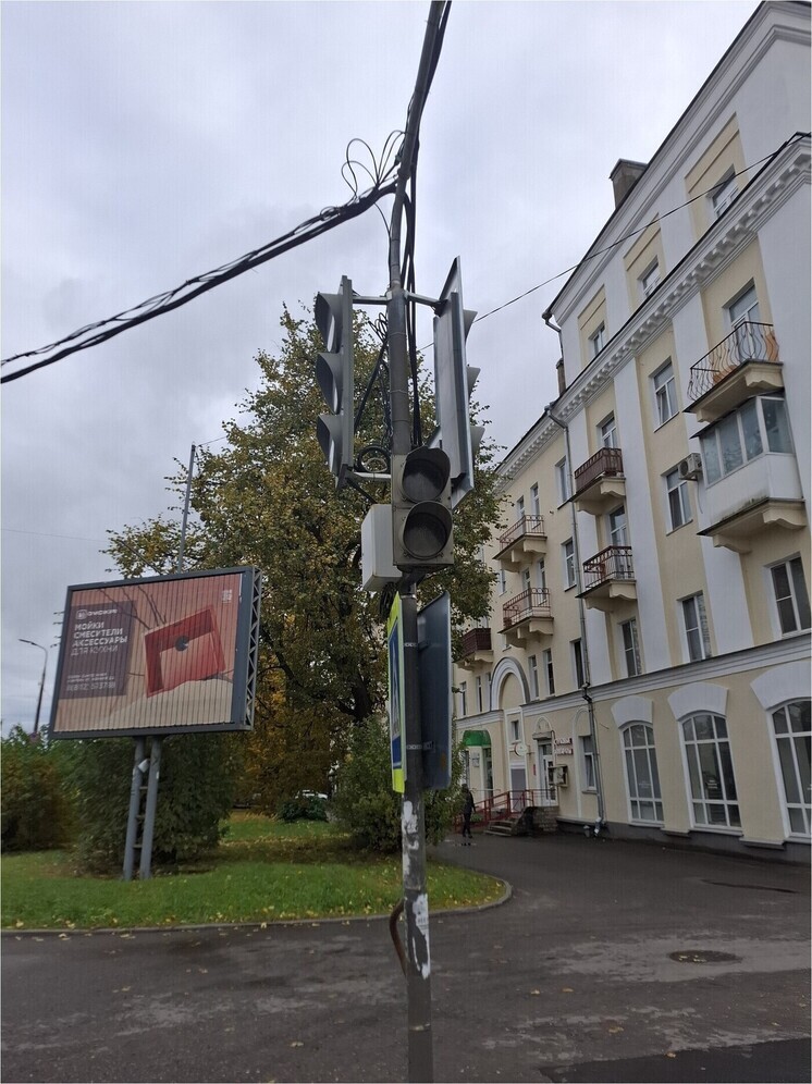 На перекрестке Рижского проспекта с улицей М. Горького не работает светофор