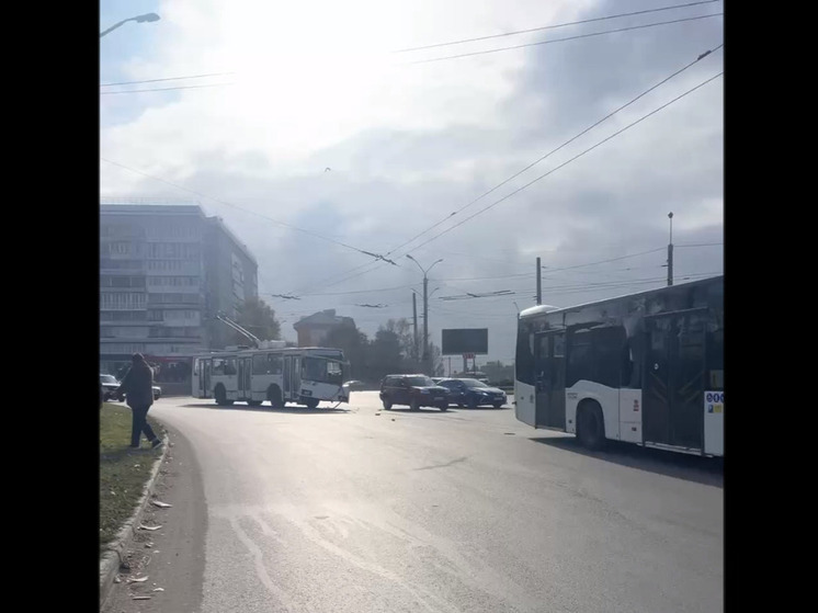 Рядом с Кардиоцентром в Барнауле столкнулись троллейбус и автобус