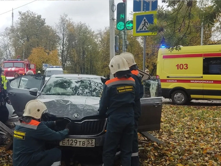 Ребенок и взрослый пострадали в ДТП с четырьмя автомобилями в Великом Новгороде