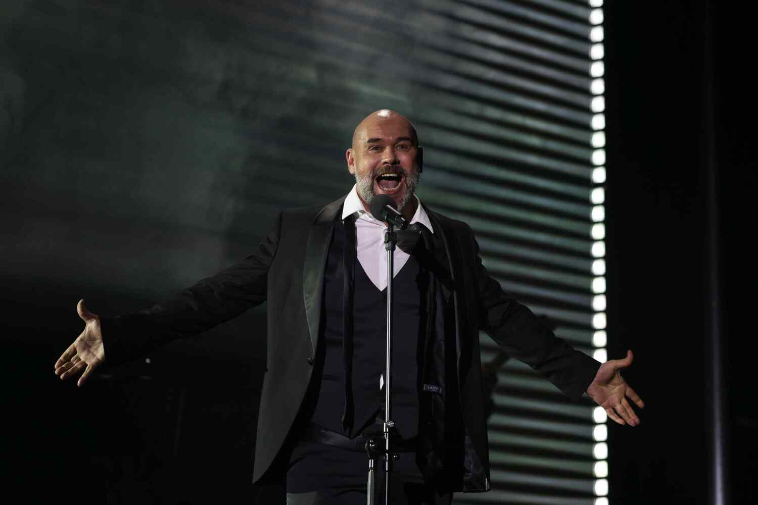 Актеры Ленкома на сцене проекта Задворки