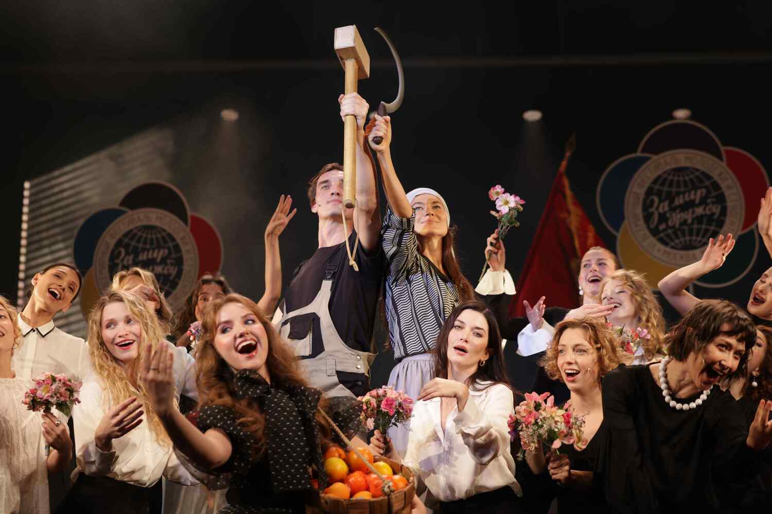 Артисты на возрожденном проекте Задворки в театре Ленком