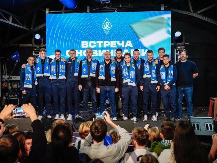 В Самаре 14 октября фанаты «зелено-бело-синих» встретились с футболистами, которые пополнили команду в минувшее трансферное окно