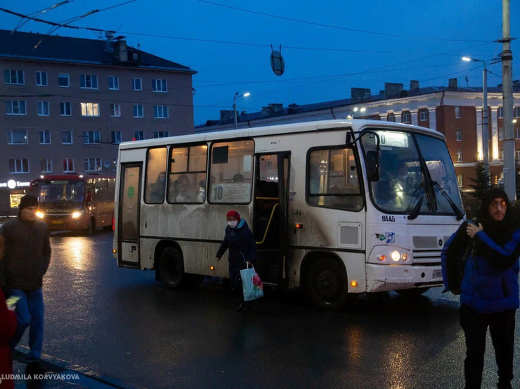 Отстраненные от перевозок маршрутчики выиграли суд у городской администрации и снова вышли на машруты