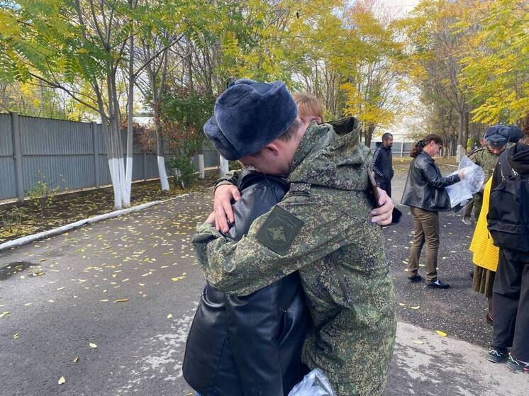 Первый эшелон астраханских новобранцев отправился служить Родине