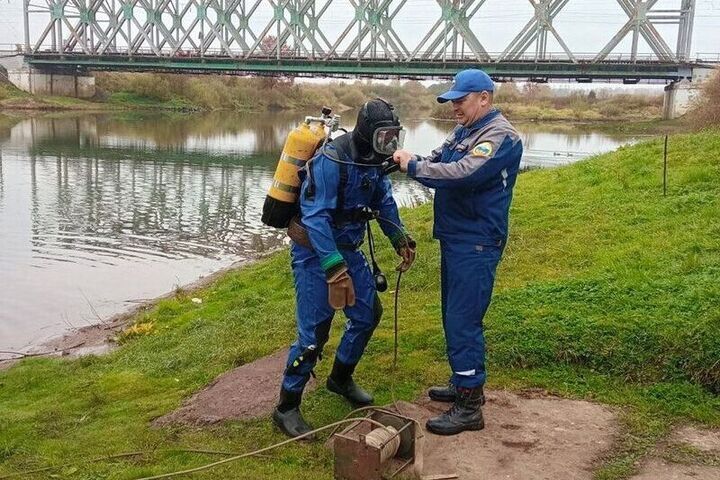 Sommozzatori del centro antincendio di Smolensk si addestrano per garantire la sicurezza nella regione con esercitazioni autunnali in acque diverse