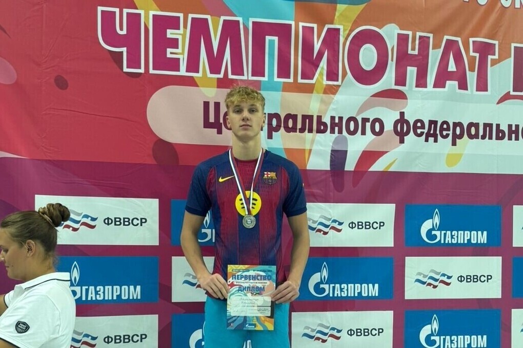 Nuotatore di Tambov Dmitrij Palamarchuk Trionfa con Due Medaglie d'Argento e Stabilisce Record Regionale