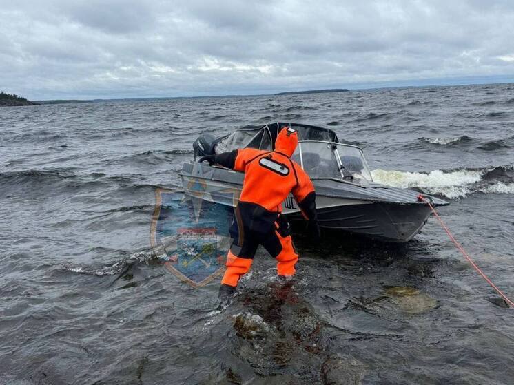 Спасатели провели эвакуацию с Ладожского озера