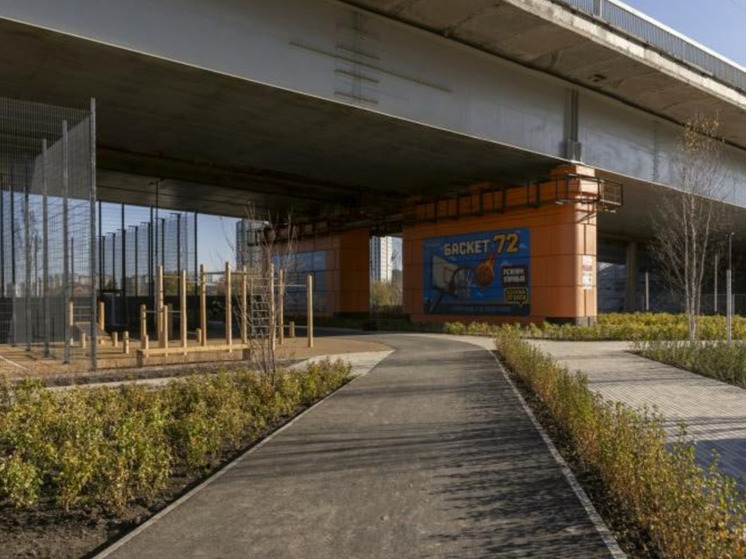 В Тюмени открыли новый участок набережной у Профсоюзного моста для отдыха горожан