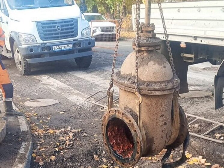 Саратовцам показали, почему в половине города целый день нет воды