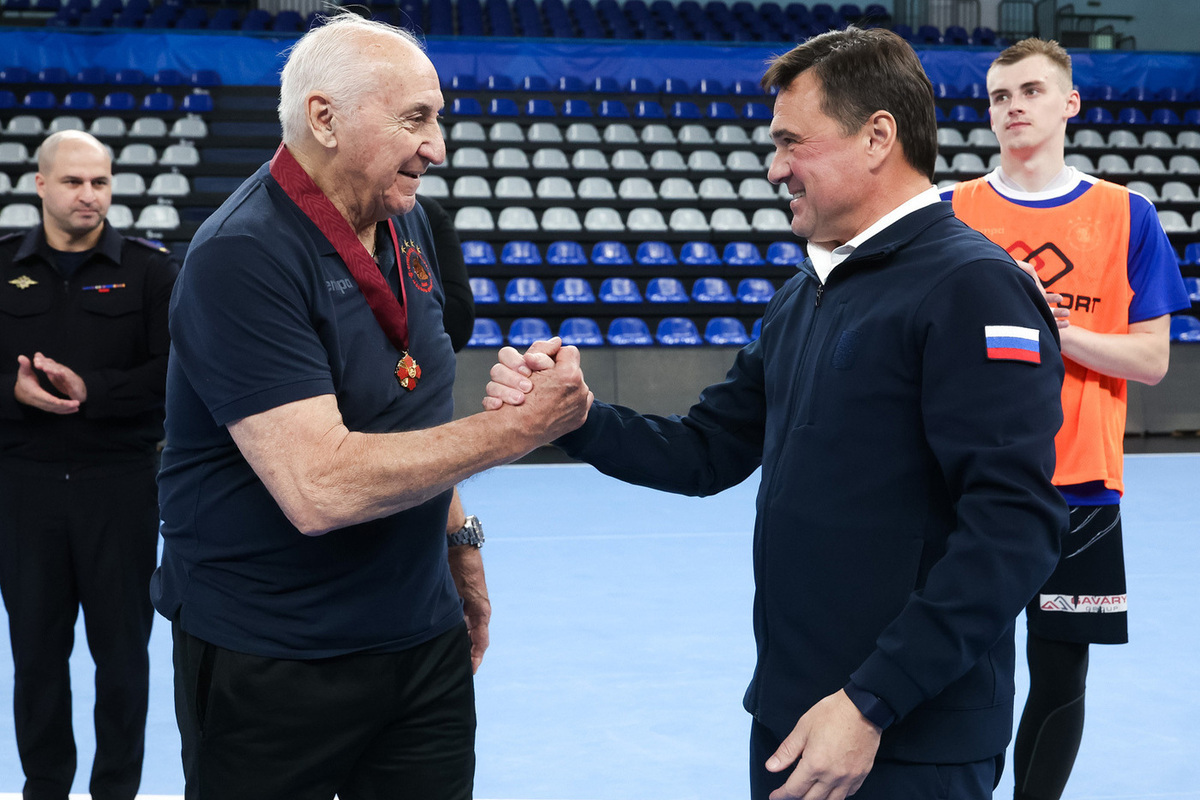 Андрей Воробьев поздравил с юбилеем легендарного гандболиста Владимира Максимова