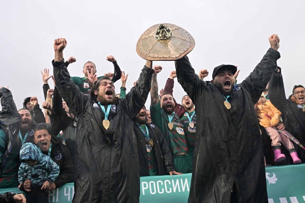 Регбийный клуб из столицы Татарстана выиграл все трофеи этого сезона — Кубок, Суперкубок и чемпионат России.