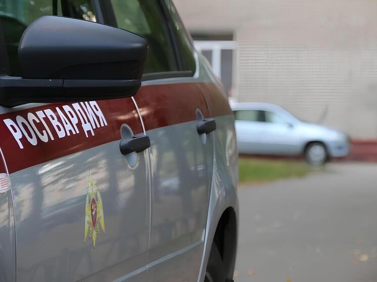 Неадекват с ножом рвался в квартиру к беременной петербурженке