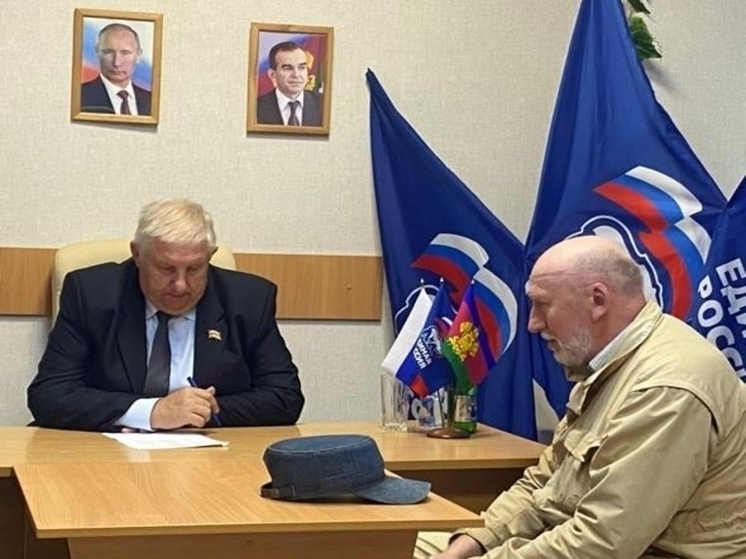 Депутат ЗСК Владимир Зюзин провел прием граждан в Тбилисской общественной приемной Партии «Единая Россия»
