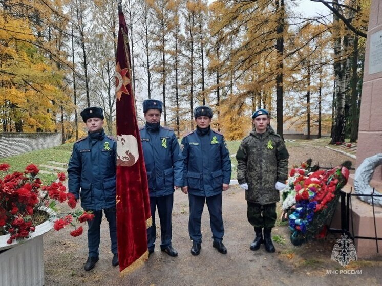Сотрудники МЧС почтили память жертв фашистского авианалета в Тихвине