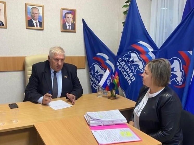 Депутат ЗСК Владимир Зюзин провел прием граждан в Тбилисской общественной приемной Партии «Единая Россия»