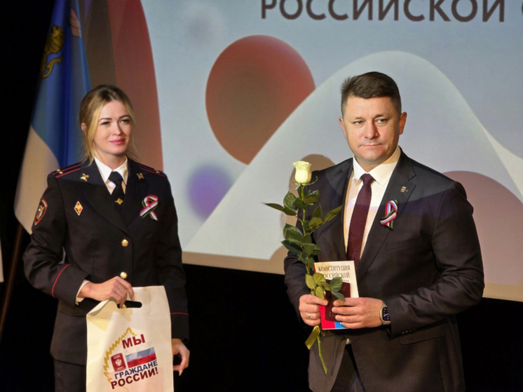 «Мы – граждане России»: юные белгородцы получили паспорта в День флага области
