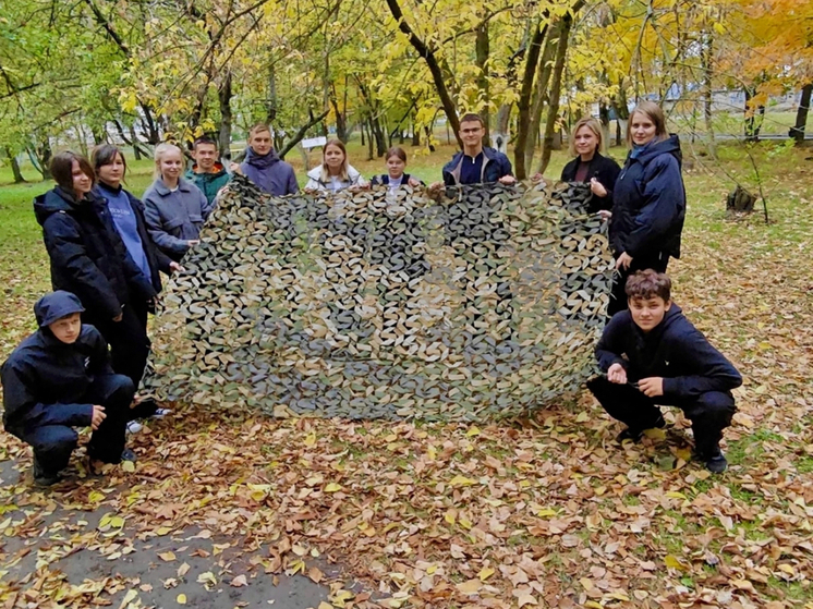 Орловские лицеисты сплели первую маскировочную сеть для фронта