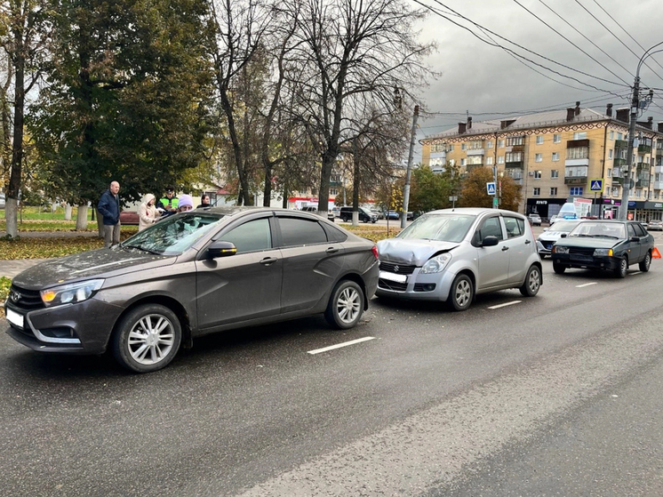 В Орле на улице Комсомольской столкнулись три авто