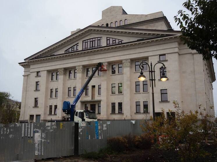 Триста рабочих восстанавливают здание драмтеатра в Мариуполе