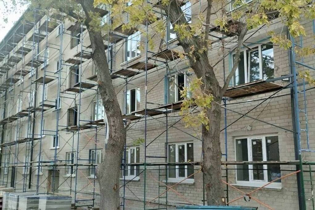 В общежитии поселка Донское установили новую крышу