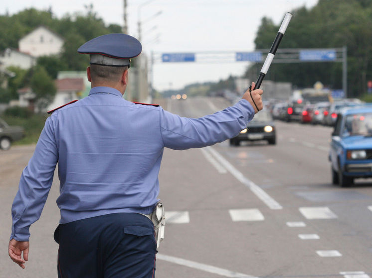 Административная комиссия вызывает автовладельца извещением, приклеенным к ветровому стеклу машины: надо ли являться? Автобус отъезжает от остановки: надо ли уступать ему дорогу, если он направился в четвертый ряд? В выходные дни в подразделении ГАИ не выдают разрешение на получение машины со спецстоянки: что делать? Пешеход показал водителю — проезжай первым: можно ли наказать водителя?

На вопросы читателей отвечает основатель Коллегии правовой защиты автовладельцев Виктор ТРАВИН