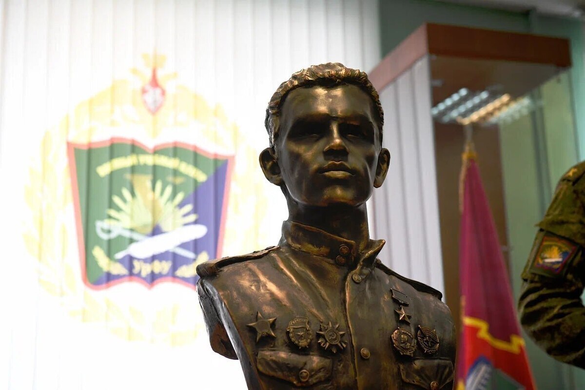 В военном учебном центре УрФУ открыли бюст летчика Бориса Россохина