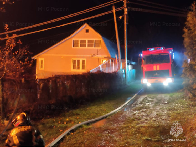 Двенадцать пожарных тушили дачный дом в Жуковском районе